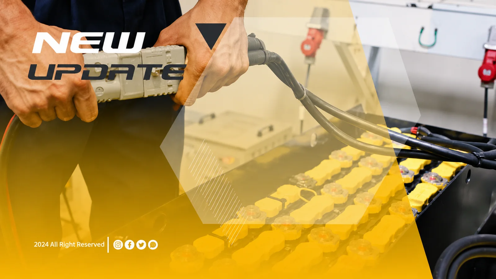 Teknisi memasang konektor baterai forklift