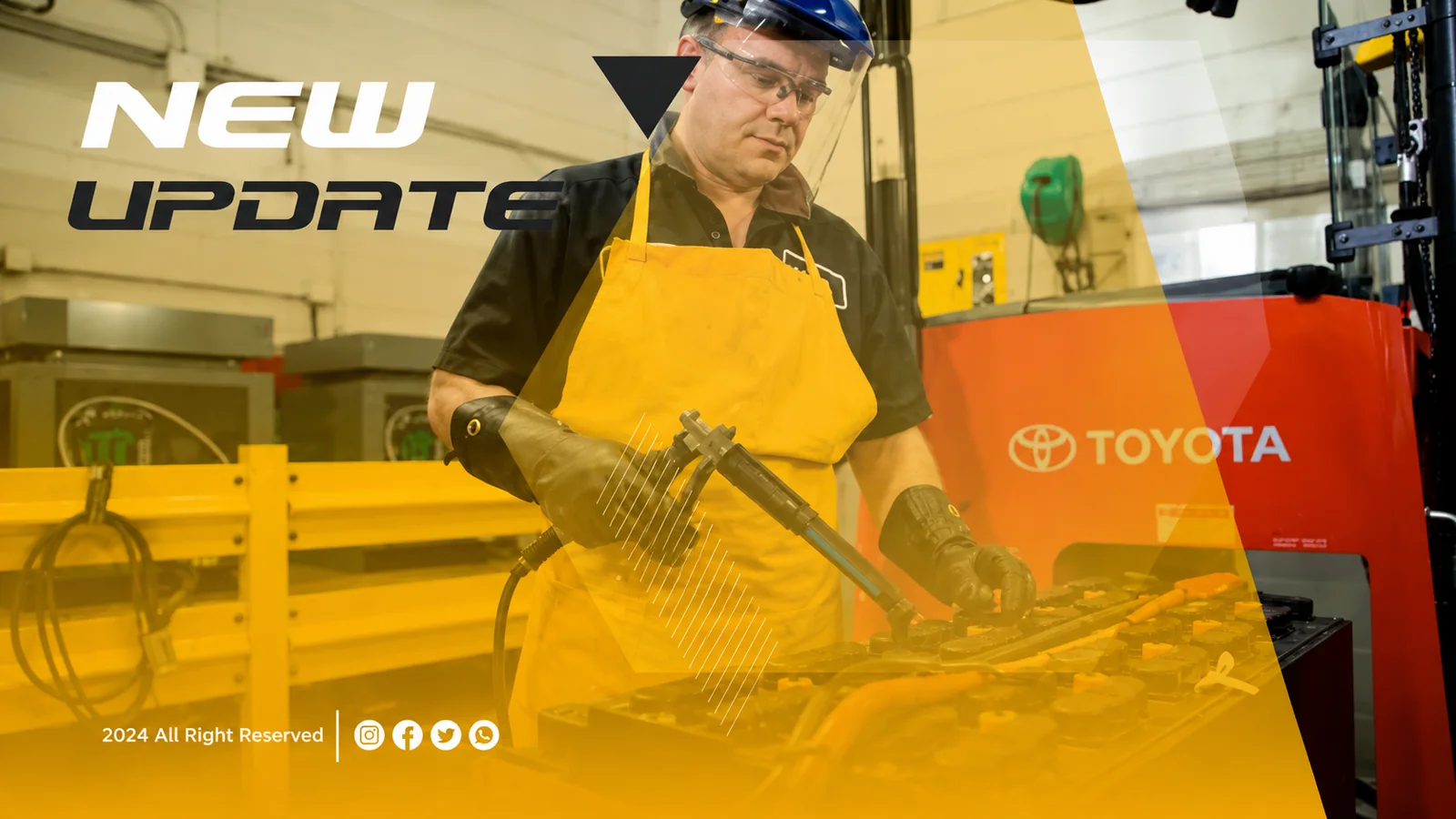 Teknisi sedang mengerjakan baterai forklift di workshop
